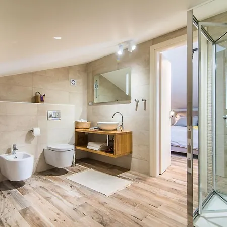 Sleeps 8 With Pool Air Con And Wifi