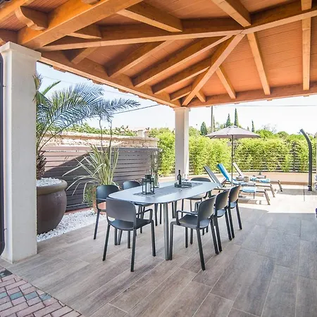 Sleeps 8 With Pool Air Con And Wifi Villa *