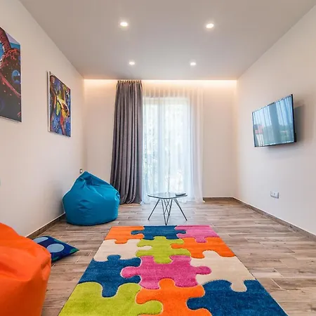 Villa Sleeps 8 With Pool Air Con And Wifi