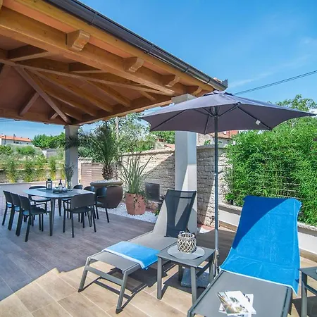 Sleeps 8 With Pool Air Con And Wifi