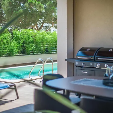 Villa Sleeps 8 With Pool Air Con And Wifi *