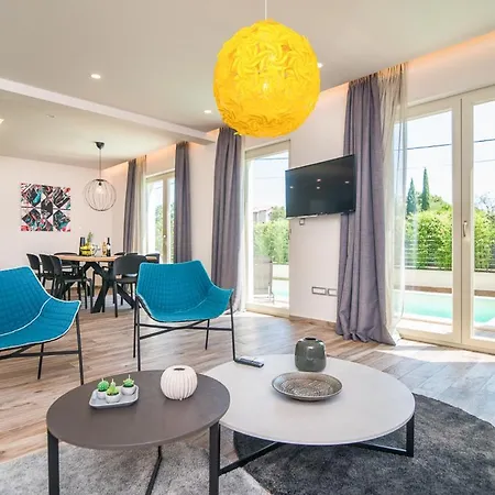 Sleeps 8 With Pool Air Con And Wifi