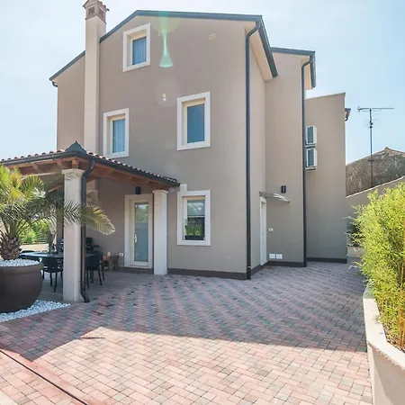 Sleeps 8 With Pool Air Con And Wifi